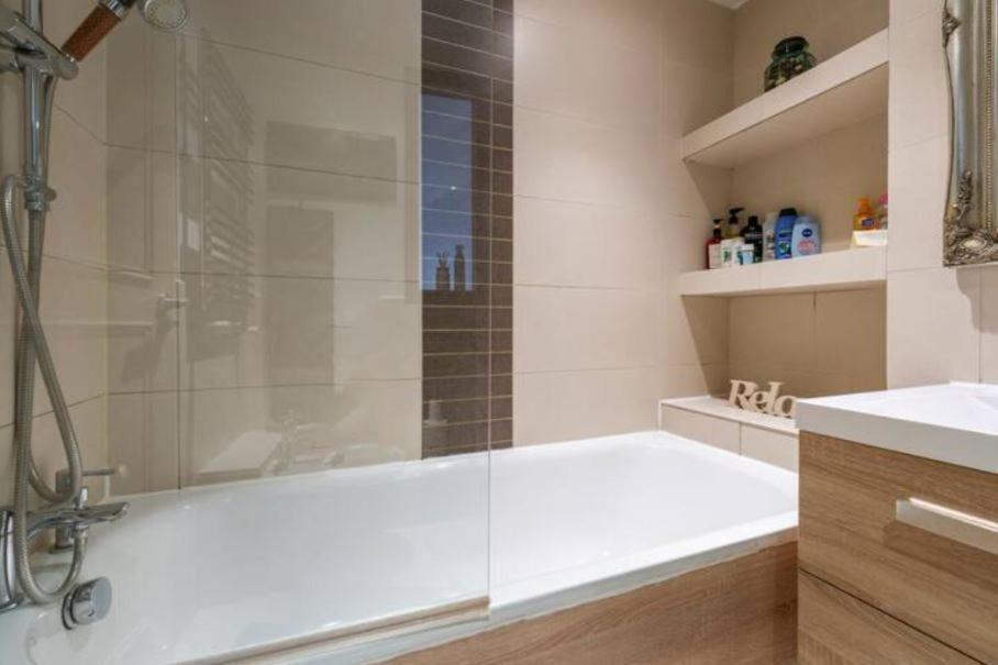 Super Central Beautiful Three Bedroom ลอนดอน ภายนอก รูปภาพ
