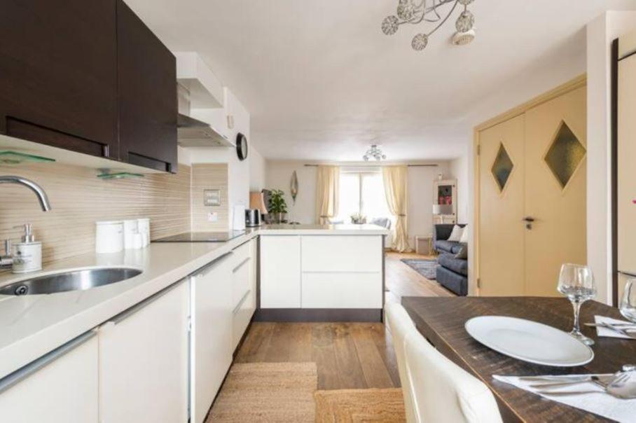 Super Central Beautiful Three Bedroom ลอนดอน ภายนอก รูปภาพ